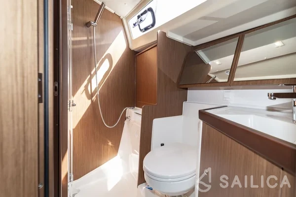 Oceanis 41.1 - Yacht Charter Sailica