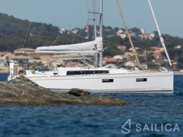 Oceanis 38.1 - Yacht Charter Sailica