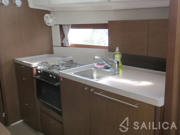 Oceanis 38.1 - Yacht Charter Sailica