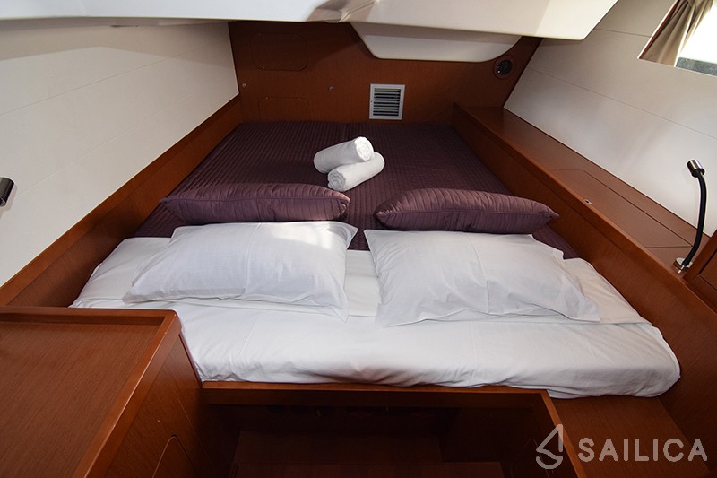 Oceanis 48 - Yacht Charter Sailica