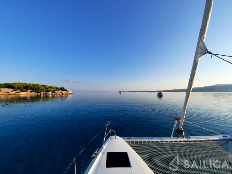 Astréa 42 - Yacht Charter Sailica