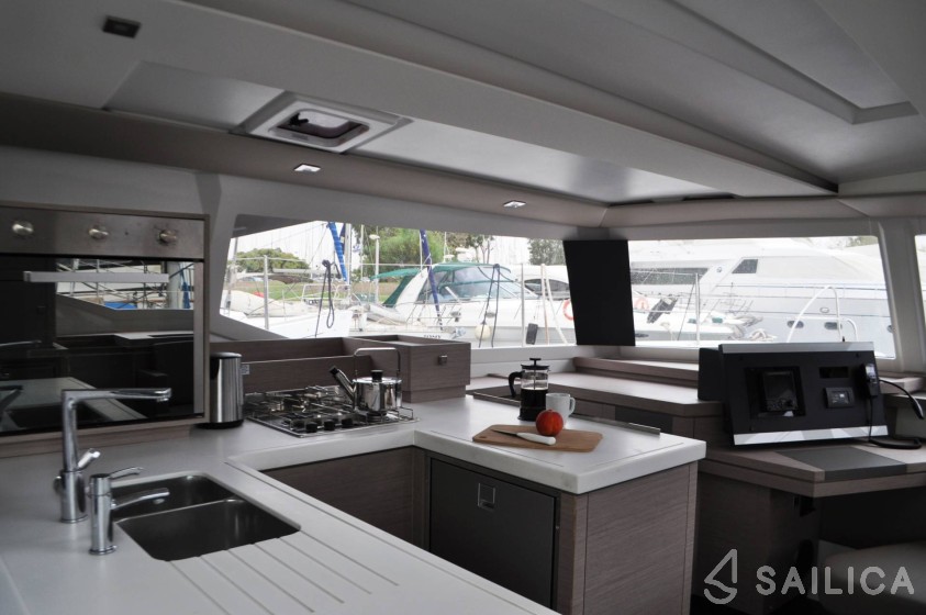 Astréa 42 - Yacht Charter Sailica