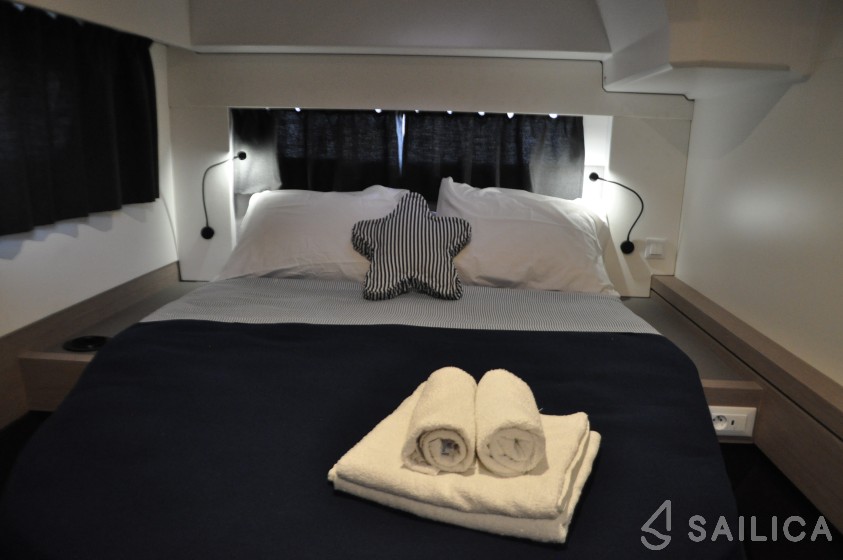 Astréa 42 - Yacht Charter Sailica