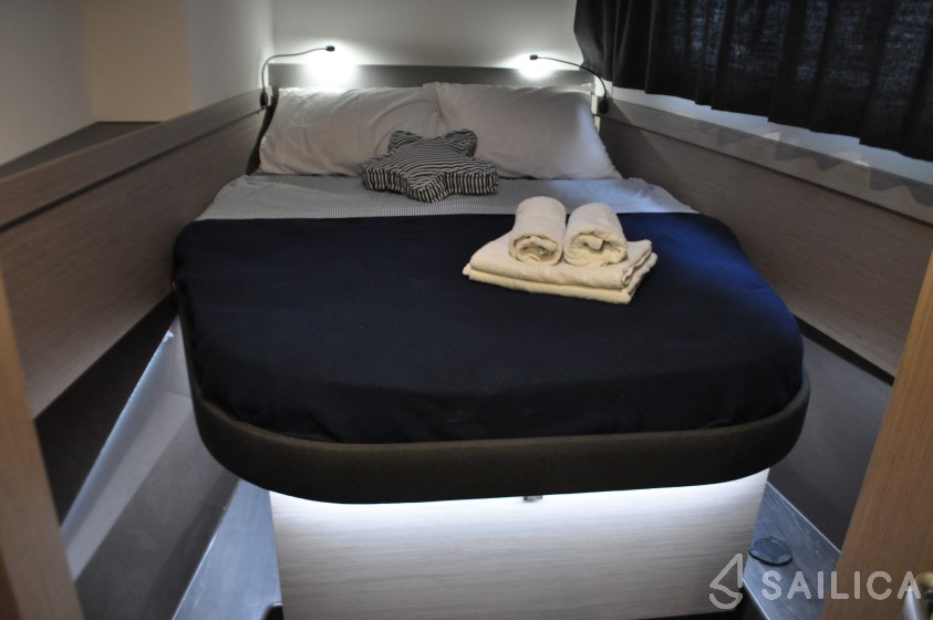 Astréa 42 - Yacht Charter Sailica