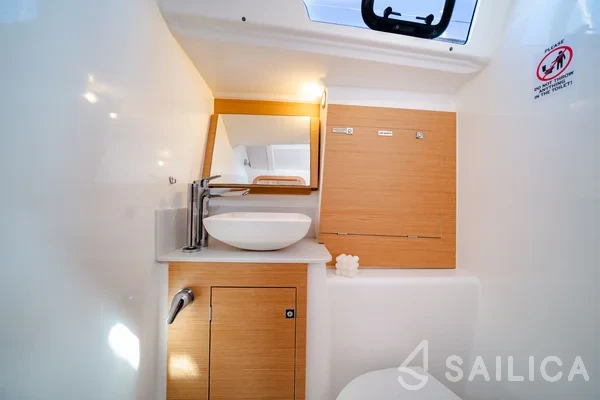 Dufour 390 Grand Large - Photo #28 Dufour 390 Grand Large - Yacht Charter Sailica