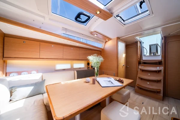 Dufour 390 Grand Large - Photo #27 Dufour 390 Grand Large - Yacht Charter Sailica