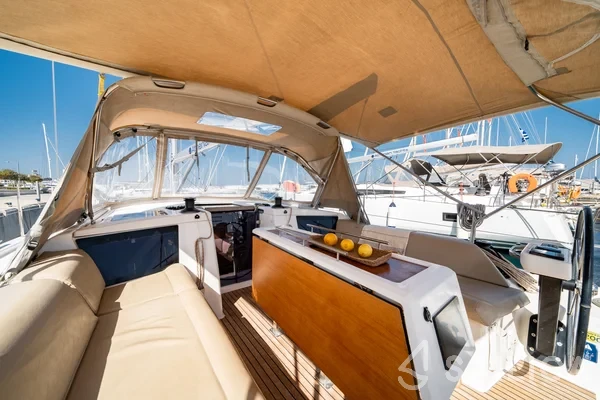Dufour 390 Grand Large - Photo #30 Dufour 390 Grand Large - Yacht Charter Sailica