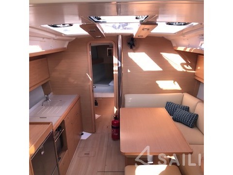 Dufour 390 Grand Large - Photo #9 Dufour 390 Grand Large - Yacht Charter Sailica