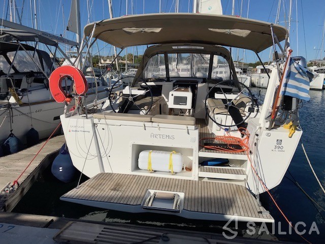 Dufour 390 Grand Large - Photo #8 Dufour 390 Grand Large - Yacht Charter Sailica