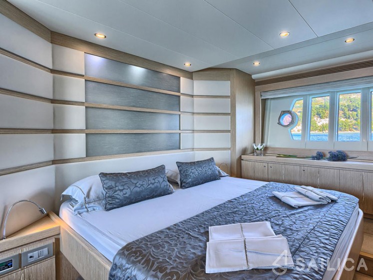 Ferretti 620 - Yacht Charter Sailica