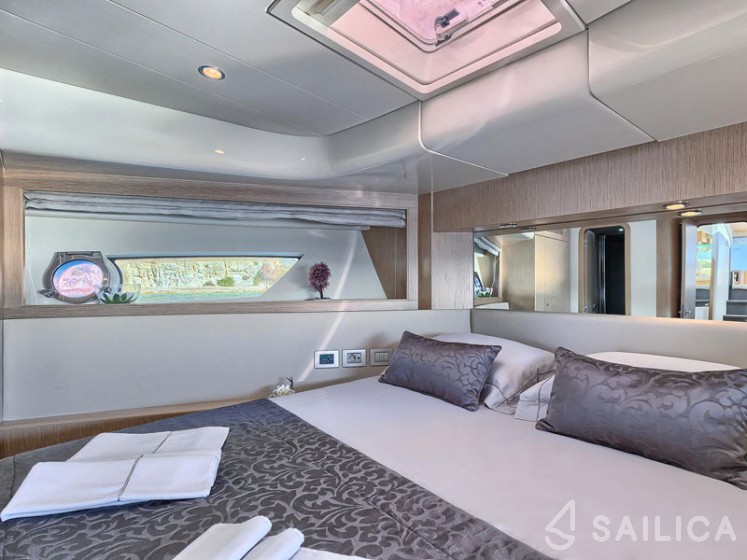 Ferretti 620 - Yacht Charter Sailica