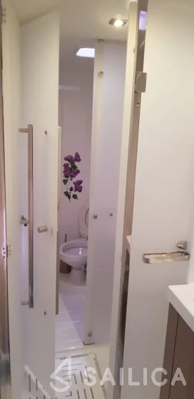 Astréa 42 - Yacht Charter Sailica