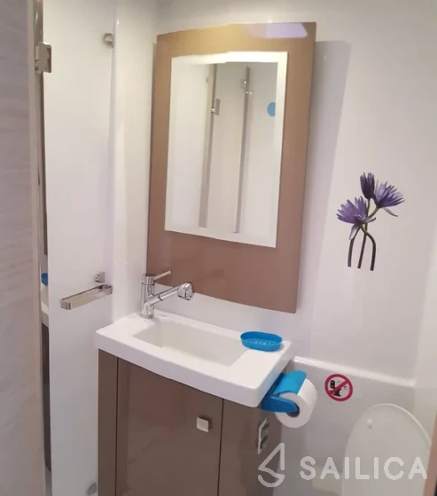 Astréa 42 - Yacht Charter Sailica