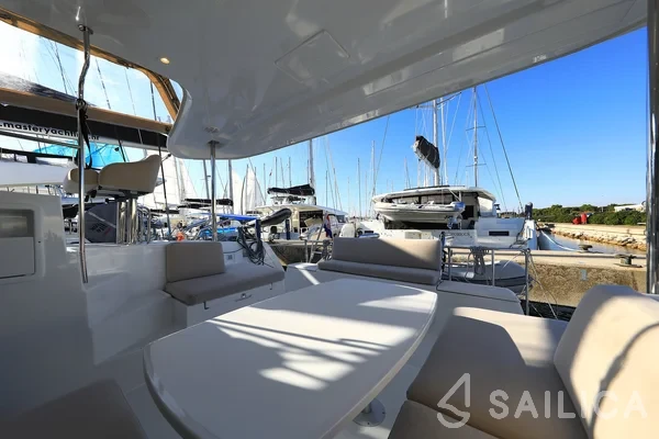 Lagoon 40 - Yacht Charter Sailica