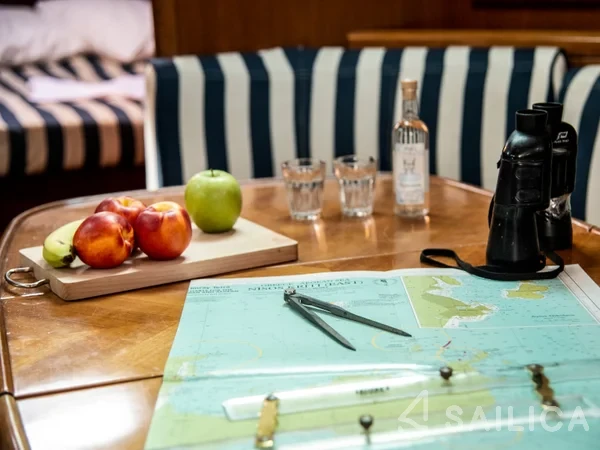 Oceanis 473 - Yacht Charter Sailica