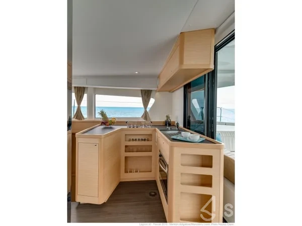 Lagoon 42 - Yacht Charter Sailica