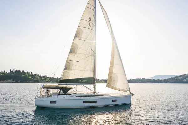 Oceanis 51.1 - Yacht Charter Sailica