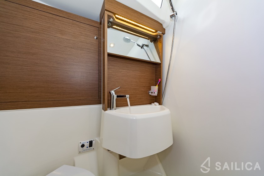 Oceanis 51.1 - Yacht Charter Sailica