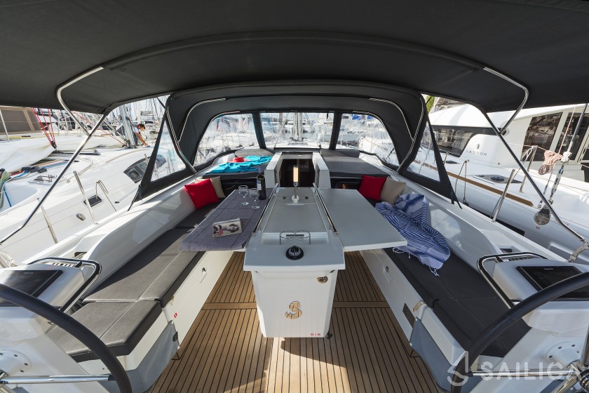 Oceanis 51.1 - Yacht Charter Sailica