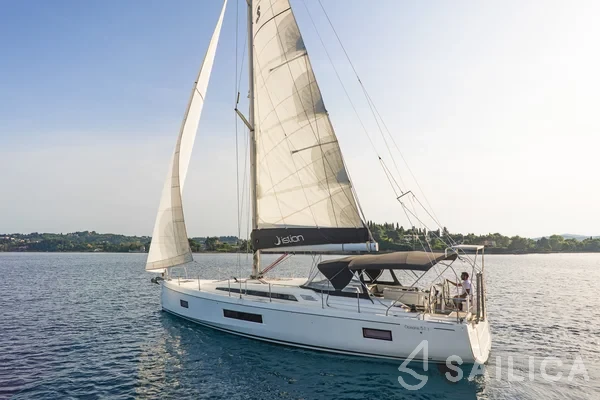 Oceanis 51.1 - Yacht Charter Sailica