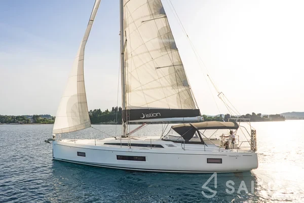 Oceanis 51.1 - Yacht Charter Sailica