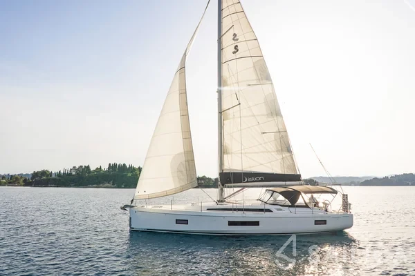 Oceanis 51.1 - Yacht Charter Sailica