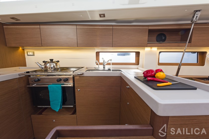 Oceanis 51.1 - Yacht Charter Sailica