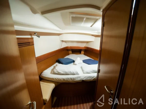 Sun Odyssey 42i - Yacht Charter Sailica