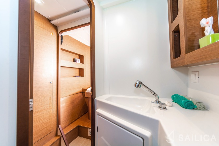 Lagoon 42 - Yacht Charter Sailica