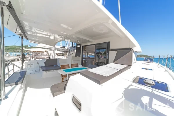 Lagoon 42 - Yacht Charter Sailica