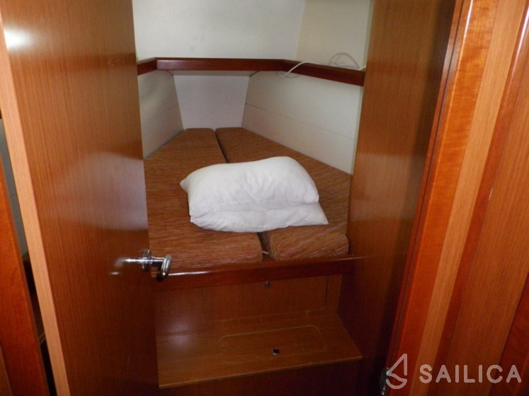 Oceanis 43 - Yacht Charter Sailica