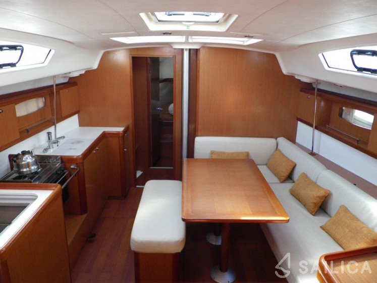 Oceanis 43 - Yacht Charter Sailica