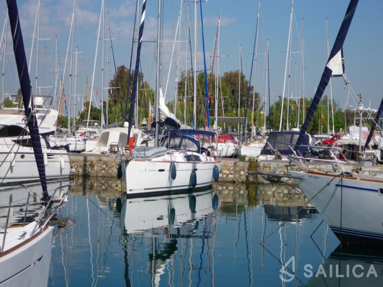 Oceanis 43 - Yacht Charter Sailica