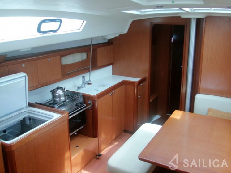 Oceanis 43 - Yacht Charter Sailica