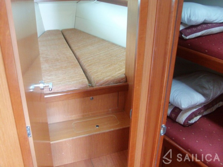 Oceanis 43 - Yacht Charter Sailica