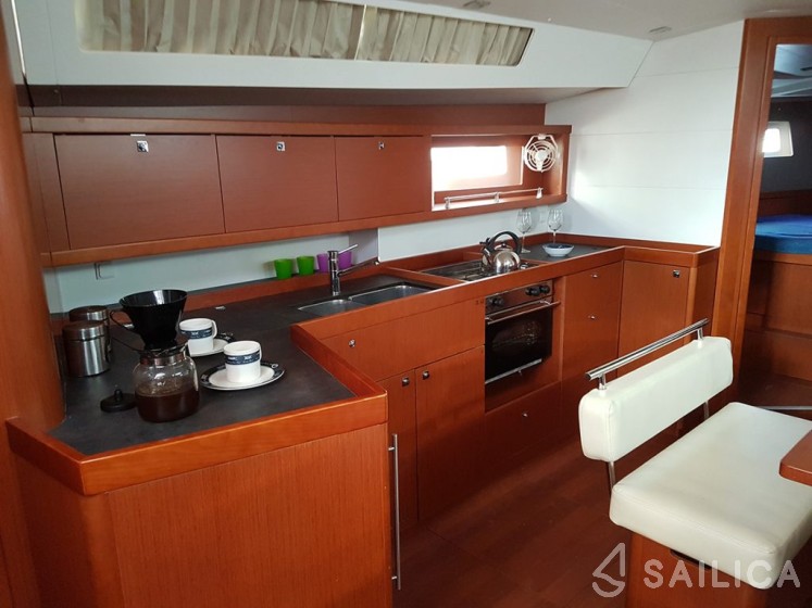 Oceanis 45 - Yacht Charter Sailica