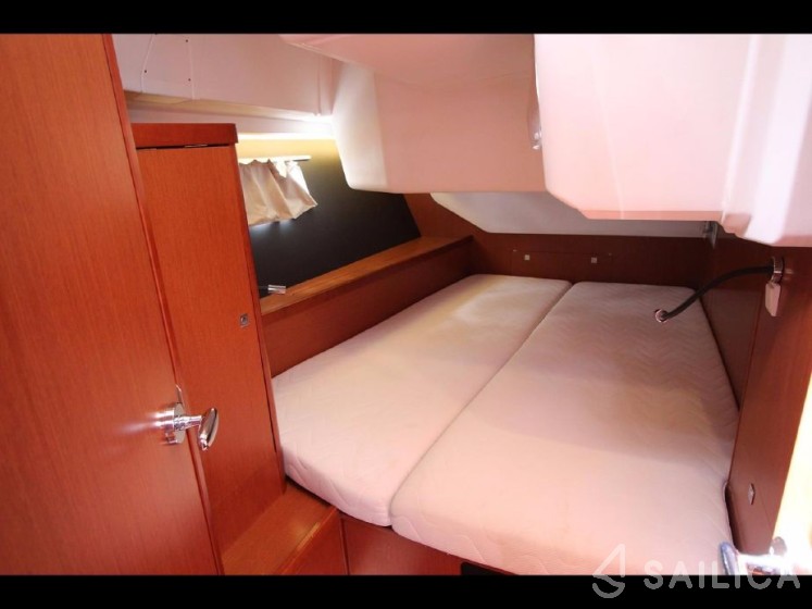Oceanis 45 - Yacht Charter Sailica
