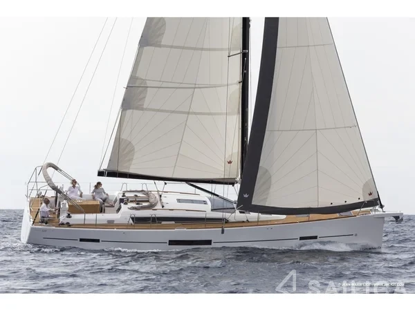 Dufour 520 GL - Yacht Charter Sailica