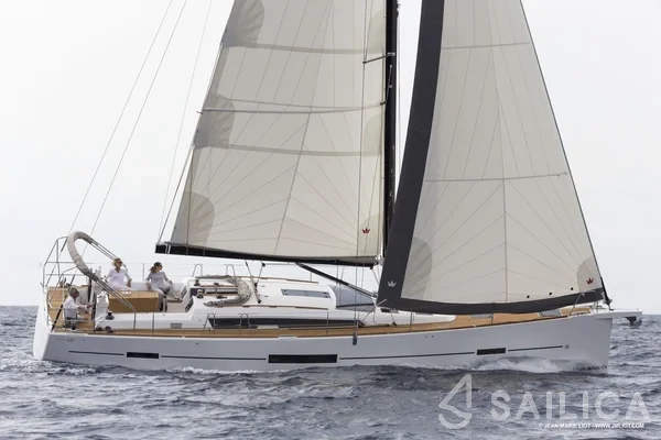 Dufour 520 GL - Yacht Charter Sailica