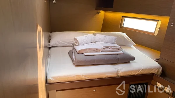 Oceanis 51.1 - Yacht Charter Sailica