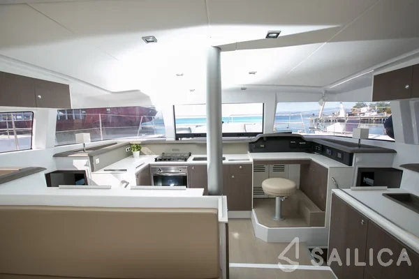 Bali 4.1 - Yacht Charter Sailica