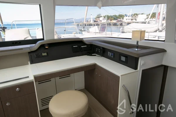 Bali 4.1 - Yacht Charter Sailica
