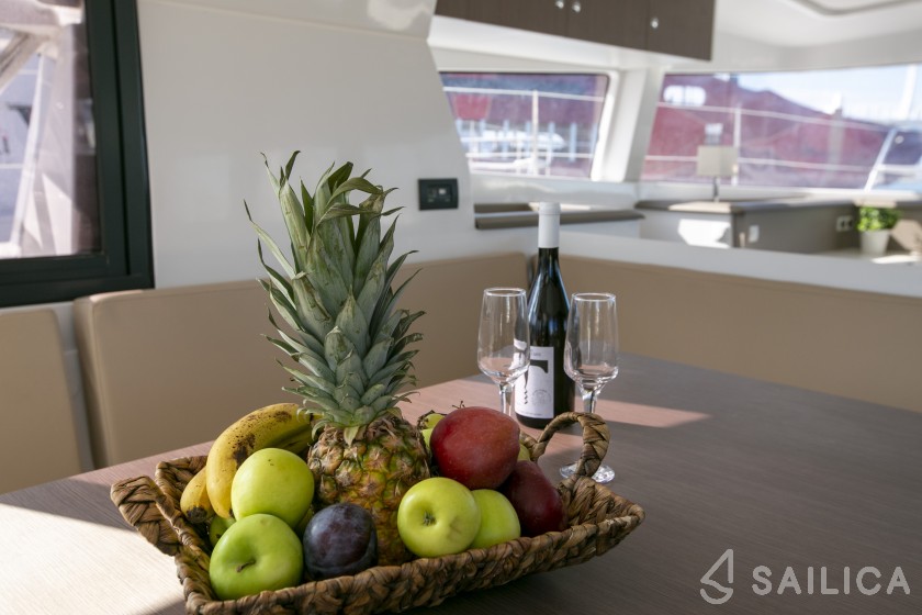Bali 4.1 - Yacht Charter Sailica