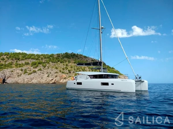 Lagoon 42 - Yacht Charter Sailica