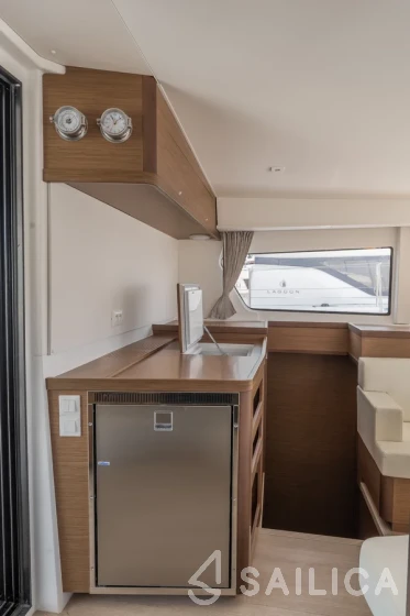 Lagoon 42 - Yacht Charter Sailica
