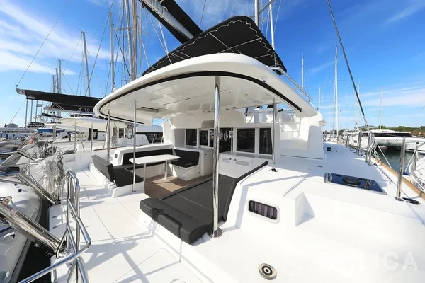 Lagoon 450  Flybridge - Yacht Charter Sailica