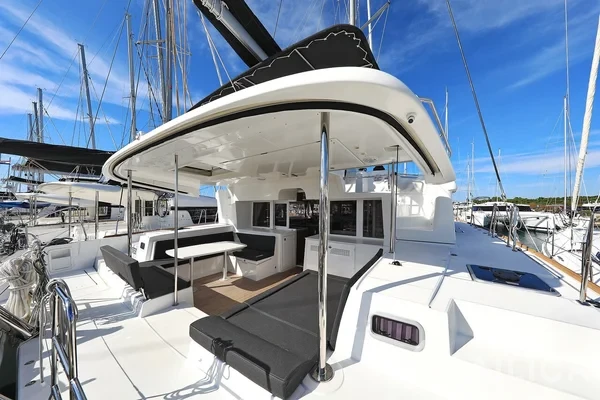 Lagoon 450  Flybridge - Yacht Charter Sailica