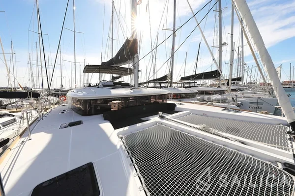 Lagoon 450  Flybridge - Yacht Charter Sailica