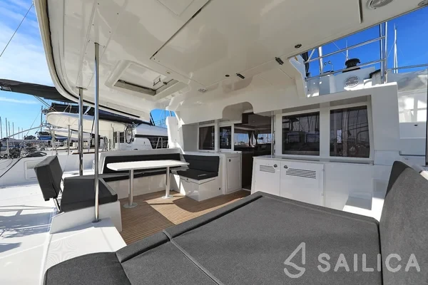 Lagoon 450  Flybridge - Yacht Charter Sailica