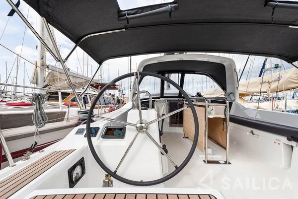 Oceanis 41.1 - Yacht Charter Sailica